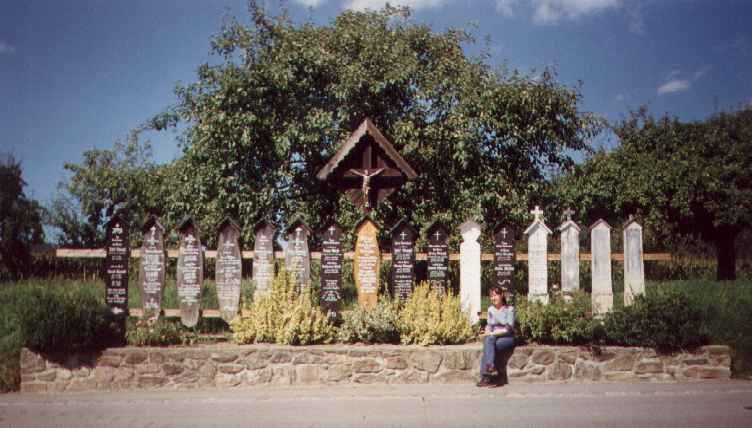 Gedenbretter bei Lalling