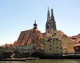 Die Steinerne Brücke in Regensburg, im Hintergrund: der Dom.