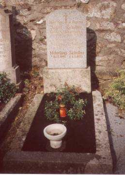 Das Grab nach erneuter Pflege Anfang Mai 2002